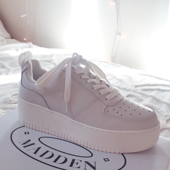 Steve Madden Shoes - Never worn Steve Madden Vengeance size 8